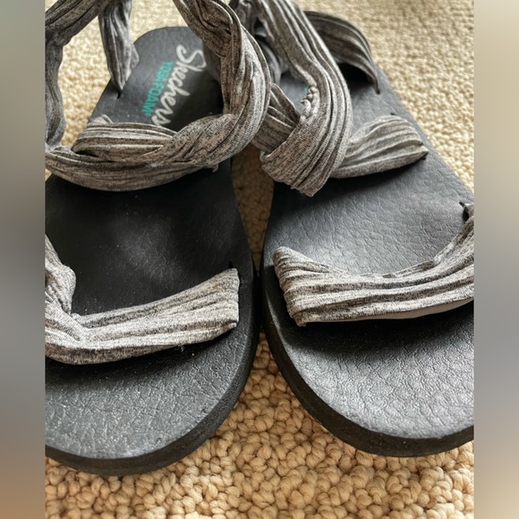 Size 7 Sketcher Yoga Foam Sandals - Picture 2 of 4